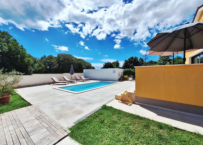 Casa Alice 펜션 Ližnjan